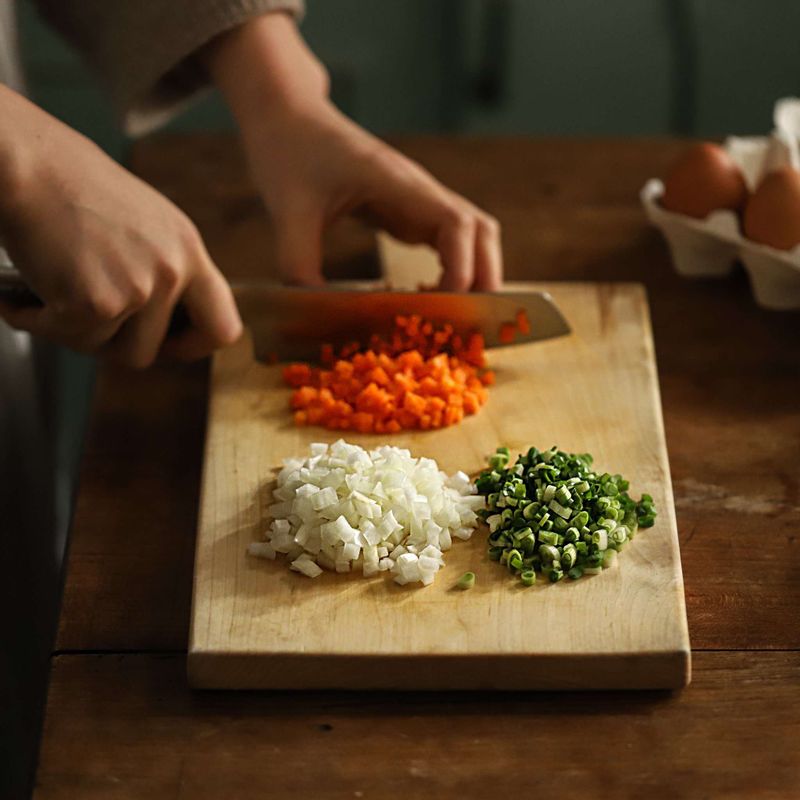 당근과 양파는 잘게 다지고, 실파는 송송 썰어주세요.
