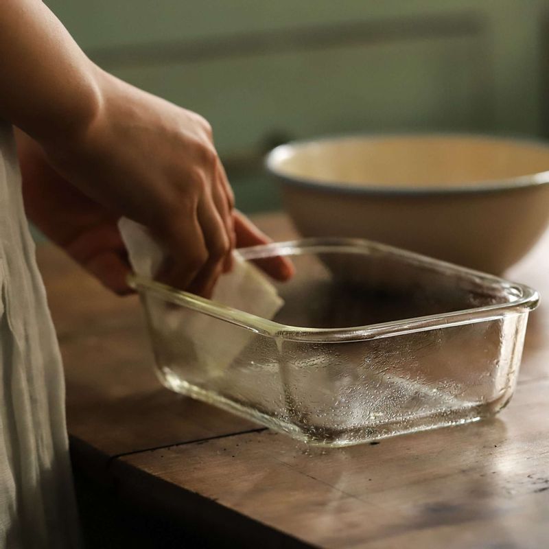 넓은 사각 용기 바닥에 식용유를 살짝 바른 후 달걀물을 붓고 표면의 거품을 제거한 후 랩을 씌워주세요.