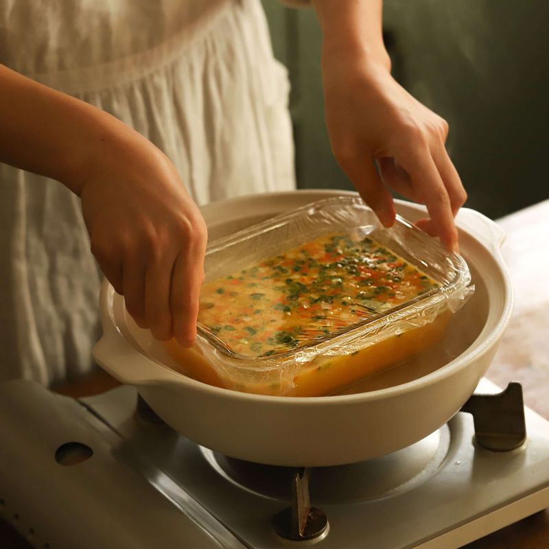 냄비에 용기가 잠기지 않을 정도로 물을 붓고 뚜껑을 덮어 물이 끓으면 용기를 넣어주세요. 중약불로 20~25분 정도 쪄주세요.