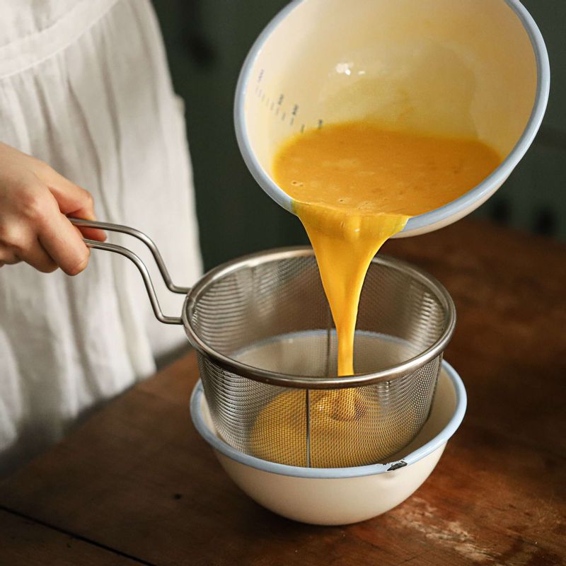 볼에 달걀을 젓가락으로 풀어준 후 체에 내려주세요. 양념 재료와 다시마 물을 잘 섞어 달걀물을 만든 후 야채와 섞어주세요.