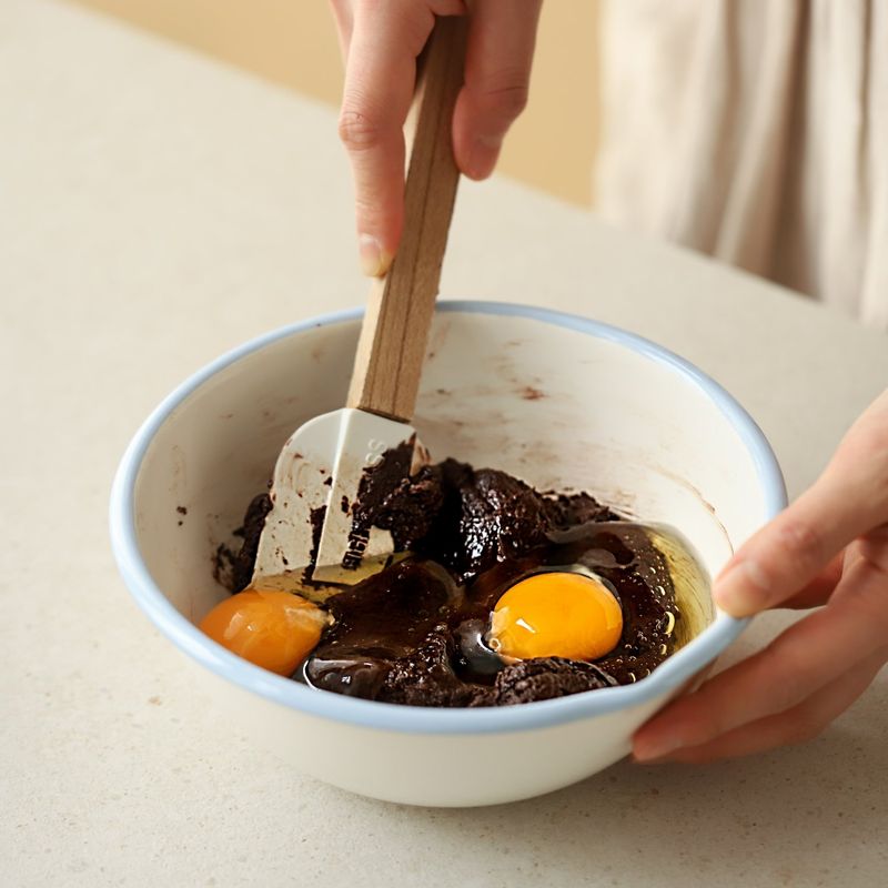 설탕과 소금을 넣어 섞은 후 달걀과 우유를 넣어 섞어주세요.