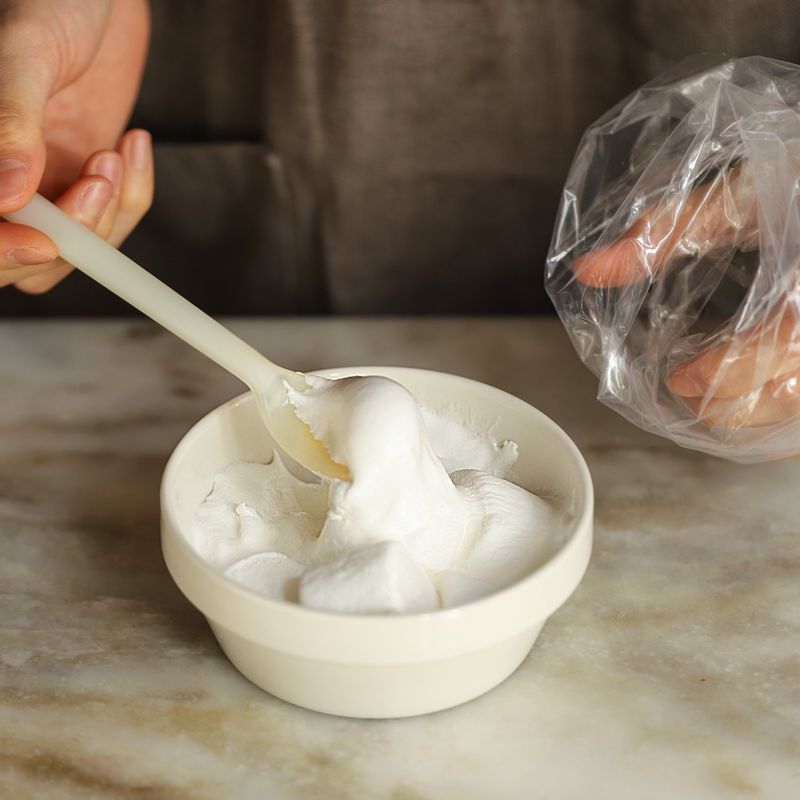 마쉬멜로우를 볼에 담아 전자레인지에 넣어 30초 정도 녹인 후 짤주머니에 담아주세요. (마쉬멜로우는 금방 굳을 수 있으니 최대한 빨리 넣어서 만드시는 게 좋아요.)