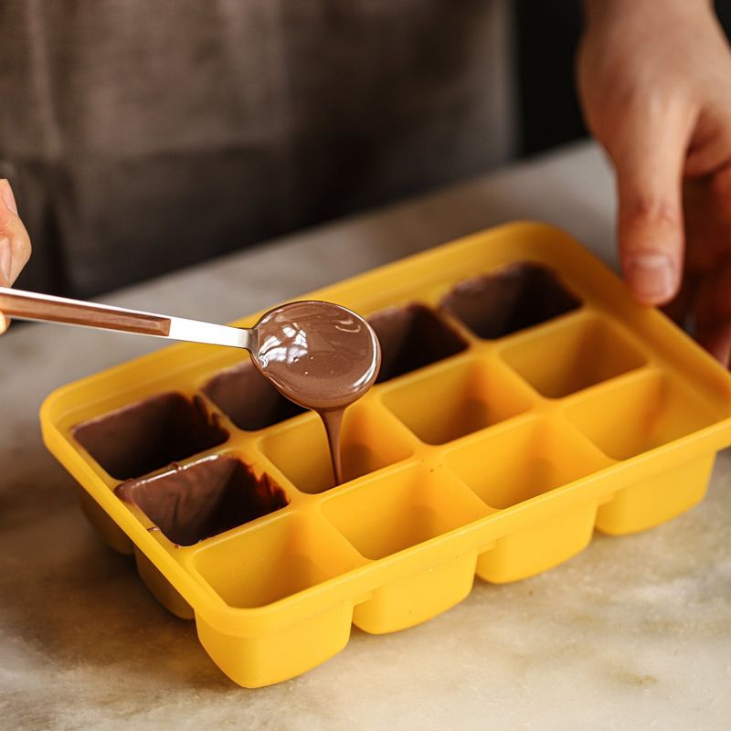 얼음틀 안쪽에 녹인 초콜릿을 묻힌 후 냉장고에 넣어 3분 정도 굳혀주세요.