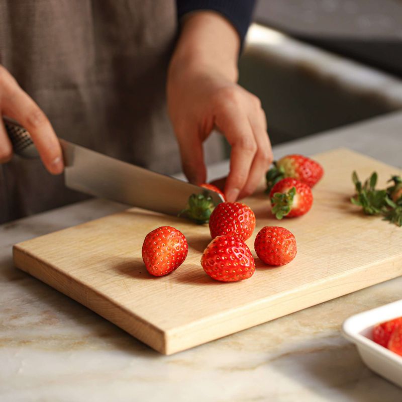 깨끗이 씻은 딸기는 꼭지를 제거한 후 키친타월로 물기를 완전히 제거해주세요.