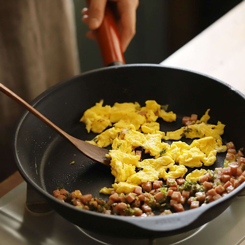 팬 한쪽에 달걀물을 넣어 부드럽게 스크램블드에그를 만들어주세요.