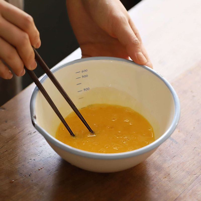 볼에 달걀을 풀어 달걀물을 만들어주세요.