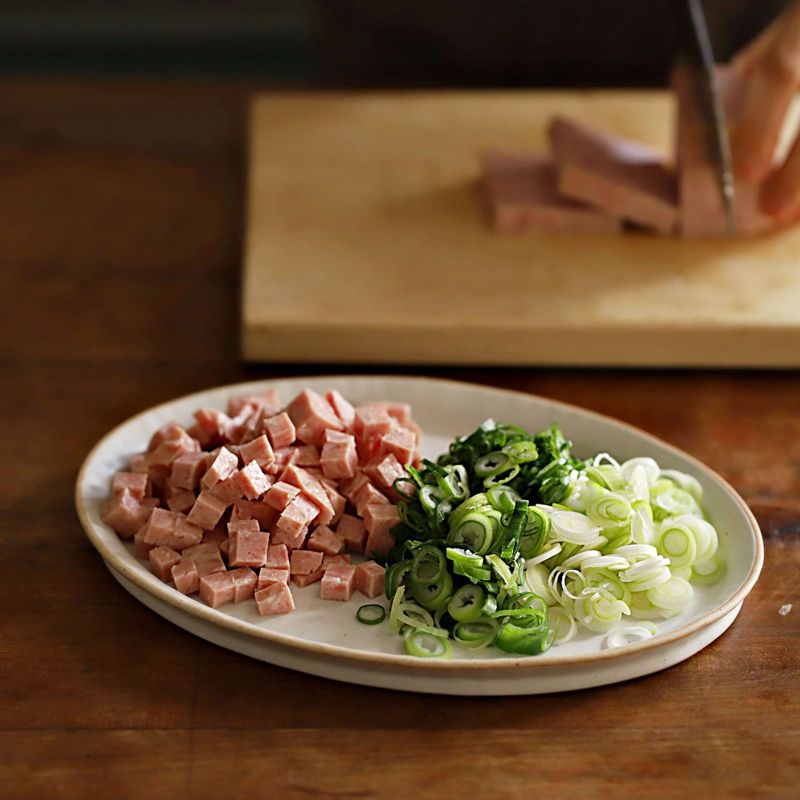 대파는 얇게 송송 썰어주세요. 스팸은 작은 큐브모양으로 먹기 좋게 잘라주세요.