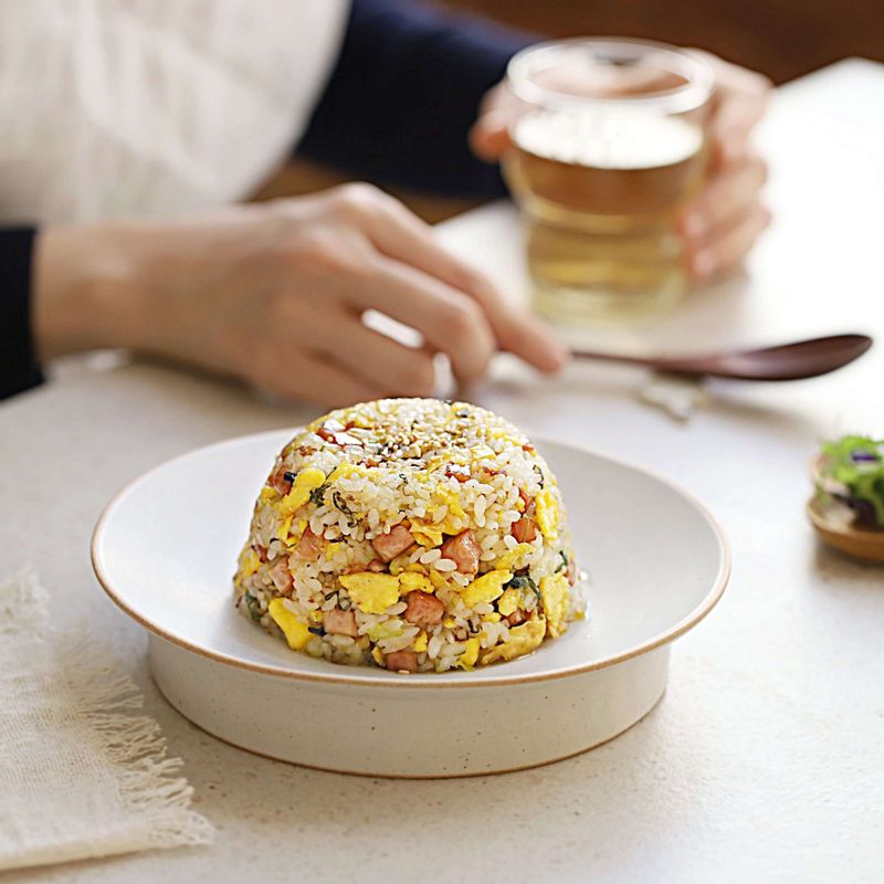 그릇에 담고 통깨를 뿌려 맛있게 즐겨주세요.