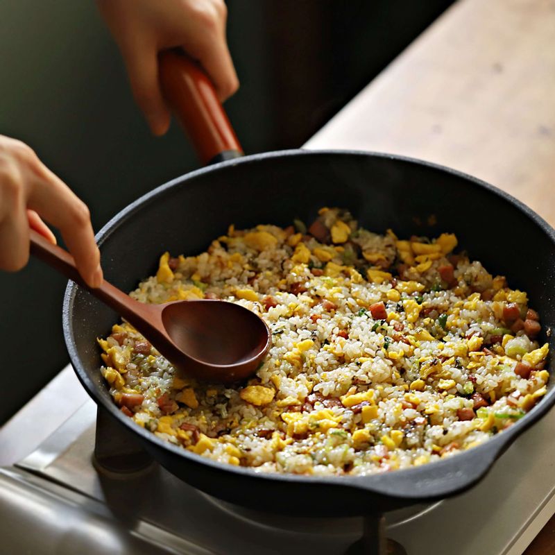 밥과 양념재료를 넣어 고루 섞어가며 볶아주세요.