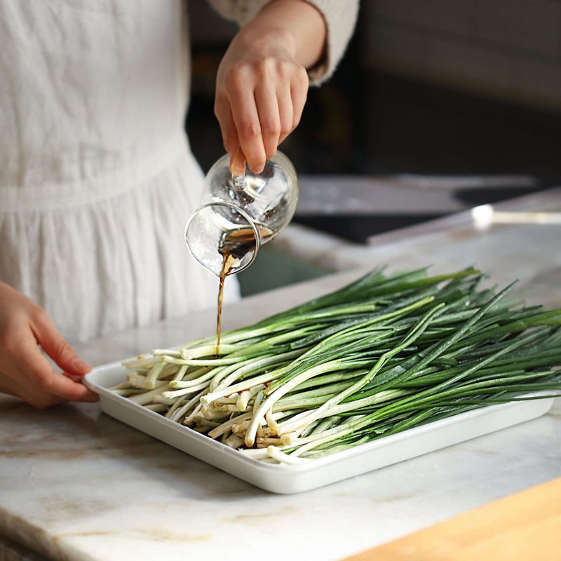 쪽파는 다듬어 깨끗이 씻고 멸치액젓을 뿌리쪽에 부어 20분정도 살짝 절여주세요.