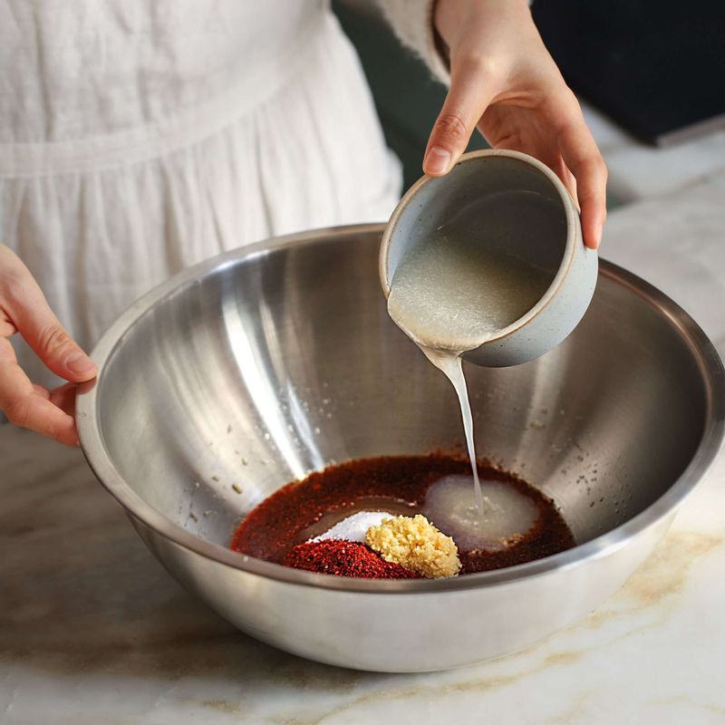 절인 쪽파를 체에 밭쳐 건지고 남은 액젓물에 식힌 찹쌀풀과 양념재료를 넣고 고루 섞어 김치양념을 만들어주세요.