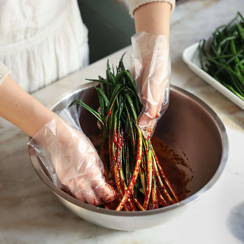 쪽파에 김치양념을 뿌리쪽부터 잎쪽으로 고루 펴 발라주세요.