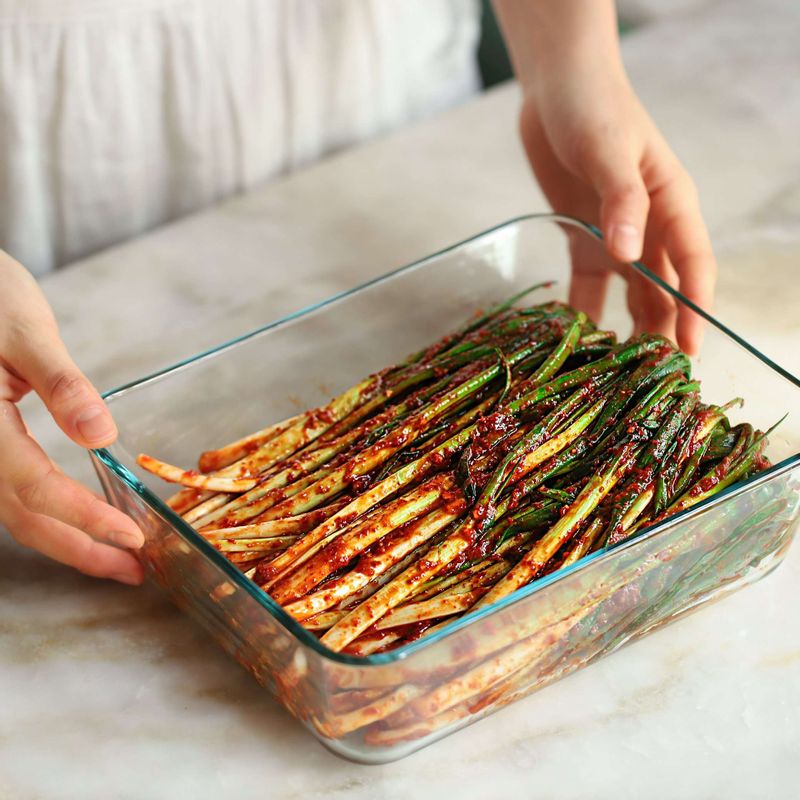 김치통에 담고 한나절 실온에 두었다가 냉장보관 해주세요.