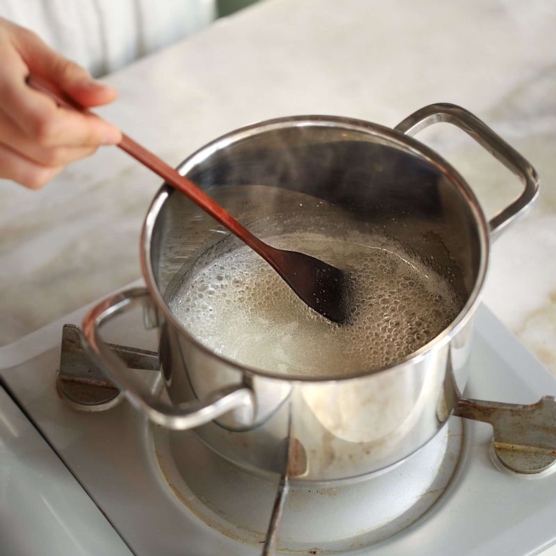 찹쌀풀재료를 잘 풀어준 후 냄비에 넣어 중불에서 저어가며 풀고 기포가 올라오면서 농도가 나면 불을 끄고 식혀주세요.