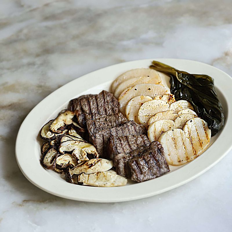 접시에 구운 쇠고기와 관자, 표고버섯을 담고 명이나물을 곁들여 주세요. 
(기호에 따라 명이나물 또는 장아찌, 묵은지 등을 곁들여 드셔도 맛있답니다.)