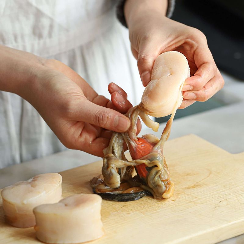 관자살에 붙어있는 날개부분과 내장을 분리한 후 내장은 제거하고 관자살의 곁면을 둘러 싸고 있는 얇은 막을 벗겨주세요.