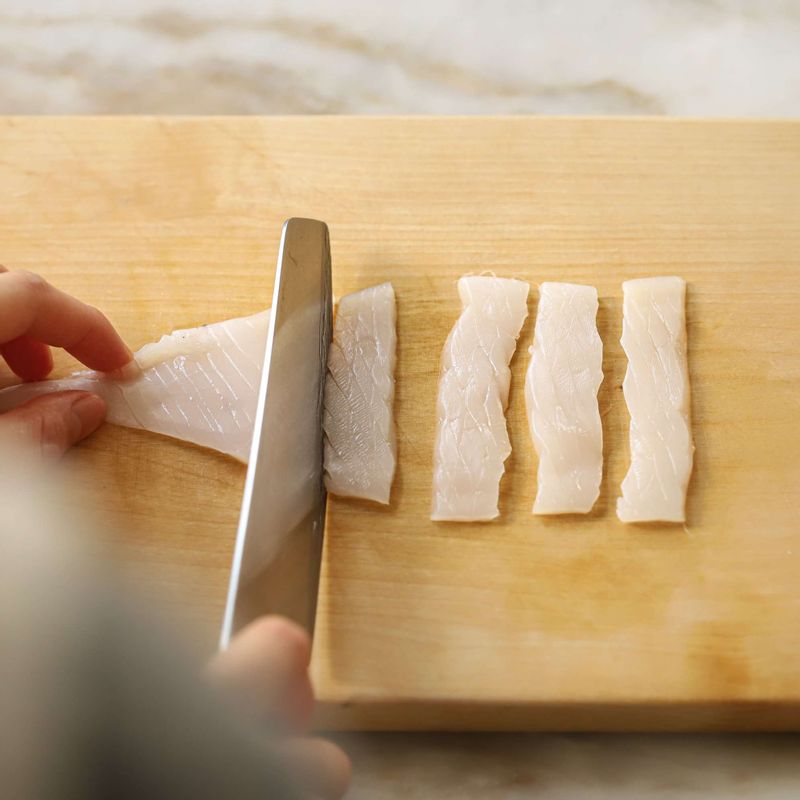 오징어는 껍질을 벗기고 칼집을 넣어 먹기 좋게 썰고, 새우는 껍질을 벗기고 등부분에 칼집을 넣어 내장을 뺀 후 돼지고기와 함께 밑간 양념 재료에 버무려 밑간해주세요. 팬에 기름을 넉넉히 넣어 달군 후 돼지고기와 새우를 볶아 체에 밭쳐 기름을 빼 준비해주세요.