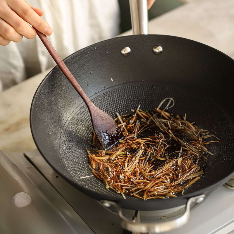 팬에 기름을 두르고 대파와 마늘 채를 넣어 볶다가 향이 올라오면 양념 소스 재료를 넣고 표고버섯과 죽순, 오징어를 넣어 볶아주세요.