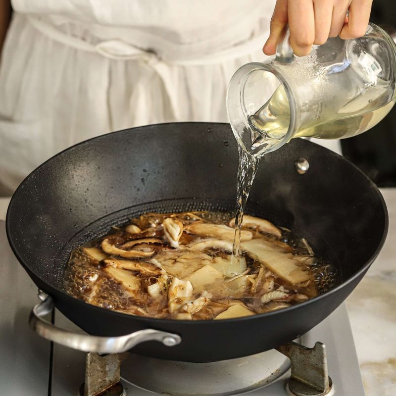 뜨거운 다시마육수를 넣고 육수가 끓으면 돼지고기와 새우를 넣고 녹말물을 넣어 걸쭉하게 농도를 맞쳐주세요.