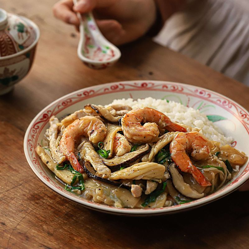 그릇에 밥을 담고 밥 위에 유산슬을 얹어 맛있게 즐겨주세요.