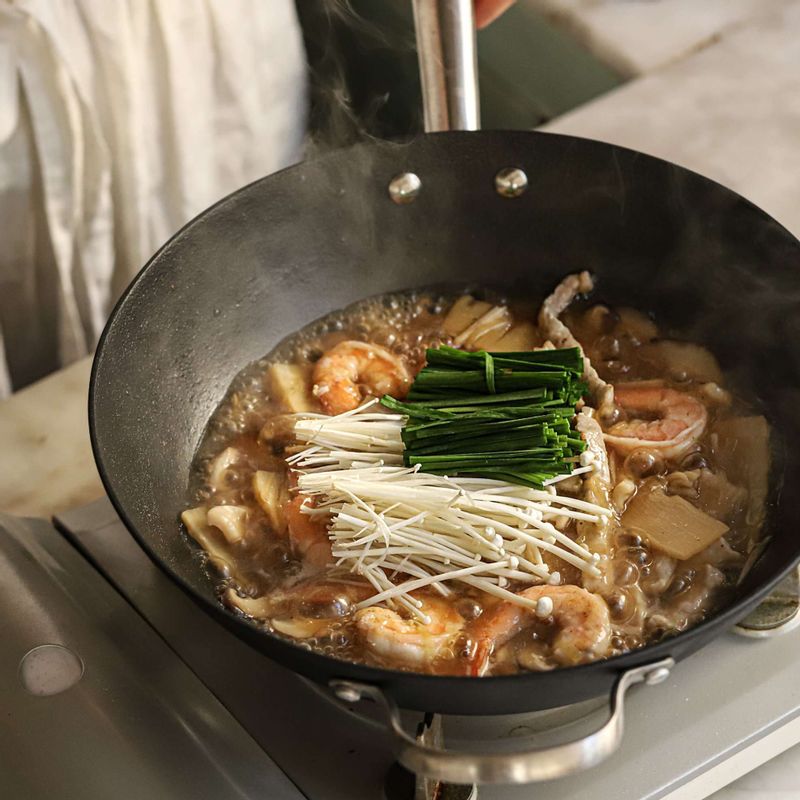 부추와 팽이버섯을 넣고 가볍게 섞고 마지막에 참기름을 넣은 후 불을 꺼주세요. (기호에 따라 소금 또는 간장을 가감해서 간을 맞쳐주세요.)