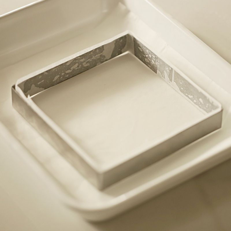 사각틀 바닥과 옆면에 종이호일을 깔고, 초콜릿을 부어 평평하게 만들어주세요.
(tip.사각틀 옆면에 기름을 살짝 바르면 종이호일이 잘 붙어서 좋아요.)