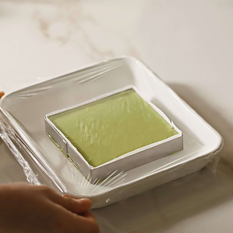 윗부분에 랩을 씌운 후 냉장고에 넣어 2~3시간 정도 초콜릿을 굳혀주세요.