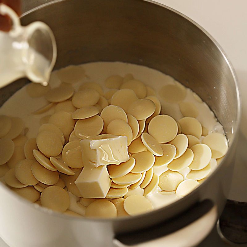 냄비에 생크림을 넣고 가장자리가 보글보글 끓기 시작하면 불을 끈 후 화이트초콜릿, 버터, 연유를 넣어 초콜릿이 녹을 때까지 저어주세요.
(생크림은 센불에서 오래 끓이면 분리현상이 일어날 수 있으니 주의해주세요.)