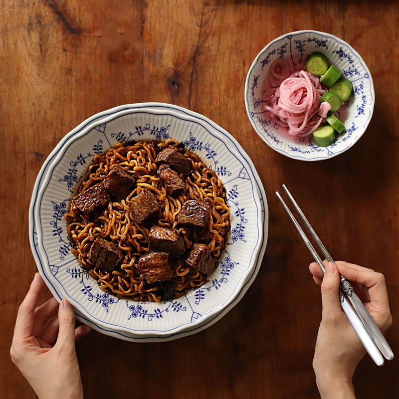 그릇에 담은 후 맛있게 즐겨주세요
(취향에 따라 채 썬 오이와 쪽파, 달걀 등을 곁들여 드셔도 좋아요.)