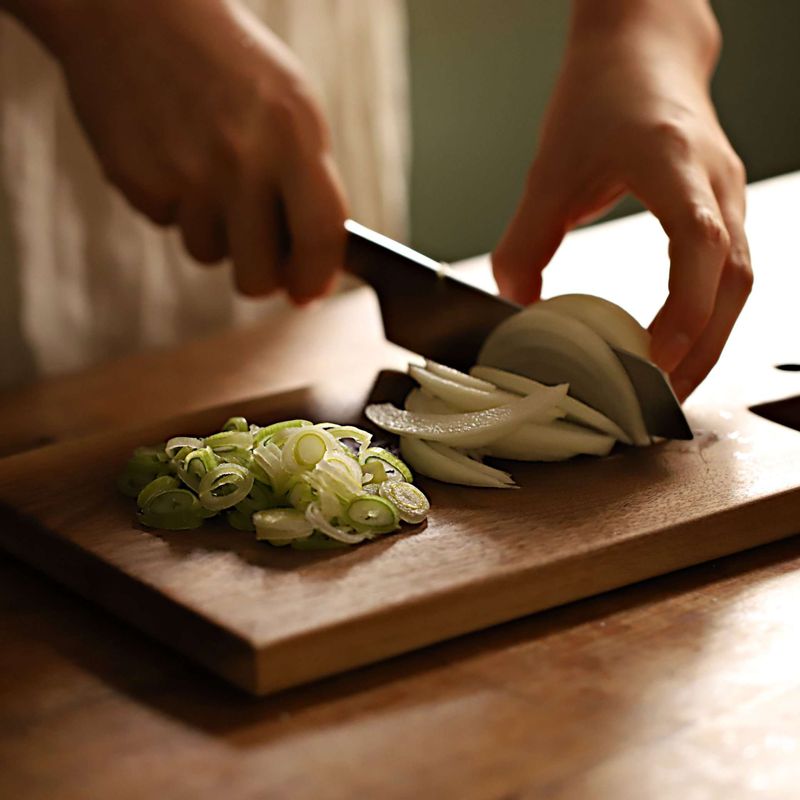 양파는 채썰고, 대파는 어슷 썰어주세요.