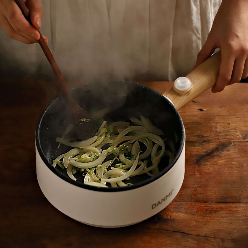 고기를 구웠던 달군 팬에 올리브유를 두른 후 대파와 양파를 볶다가 면과 짜파게티 수프 1봉, 너구리 수프 2/3봉을 넣고 면수 1/2컵을 넣고 볶아주세요. 구운 고기를 넣어 가볍게 섞어주세요.