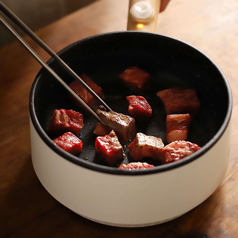 달군 팬에 올리브유를 두른 후 쇠고기를 올려 센 불에서 앞 뒤로 노릇하게 구워주세요.