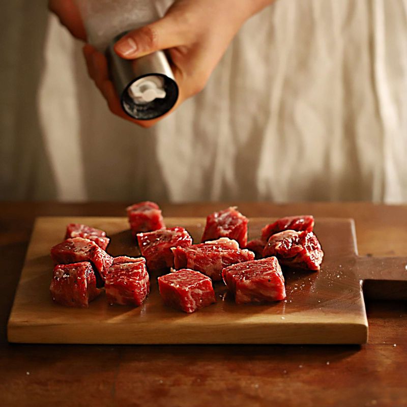 채끝살은 키친타올에 올려 핏물을 제거하고, 한 입 크기로 자른 후 밑간 재료를 넣어 5분 정도 재워주세요.