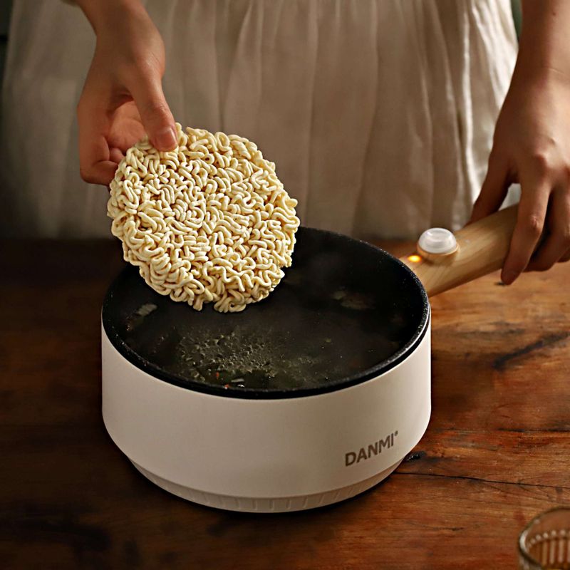 끓는 물에 후레이크와 라면 면을 넣고 3~4분 정도 삶아 체에 밭쳐 물기를 빼주세요.
(면수는 따로 준비해주세요.)