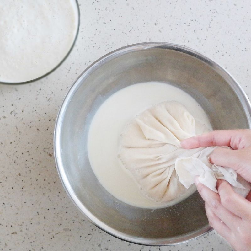 블렌더에 콩과 잣, 생수 또는 콩 삶은 물을 넣고 곱게 갈아주세요. 간 콩을 면포에 짜서 콩국을 만든 후 냉장고에 넣어 차갑게 식혀주세요.