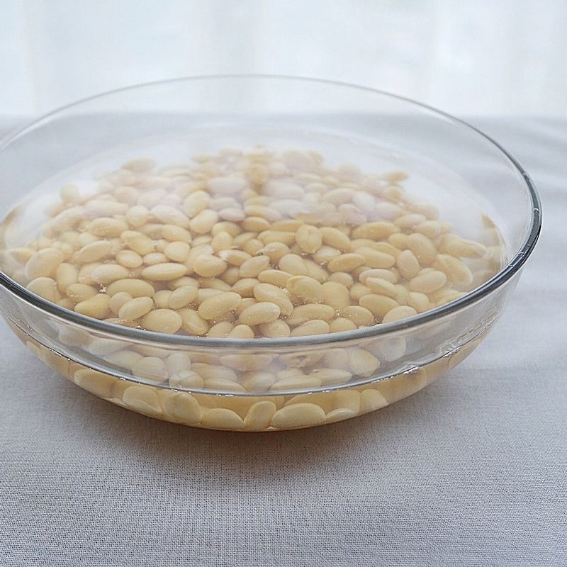 냄비에 불린 콩과 불린 물을 넉넉하게 넣고 15분간 끓여주세요. 콩이 익으면 찬물에 담가 식힌 후 콩의 껍질을 벗겨주세요.