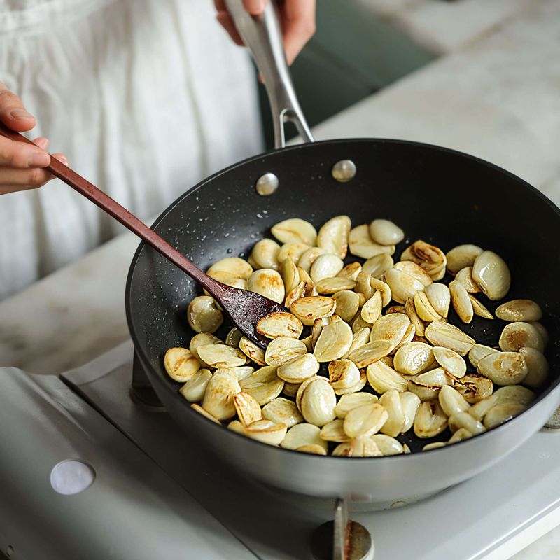 달군 팬에 올리브유를 두르고 마늘을 넣어 중간불에서 노릇하게 튀기듯이 볶아주세요.