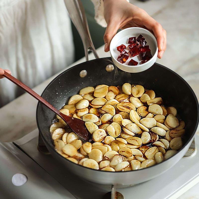 볶은 마늘에 양념재료와 건고추를 넣고 윤기나게 졸여주세요.