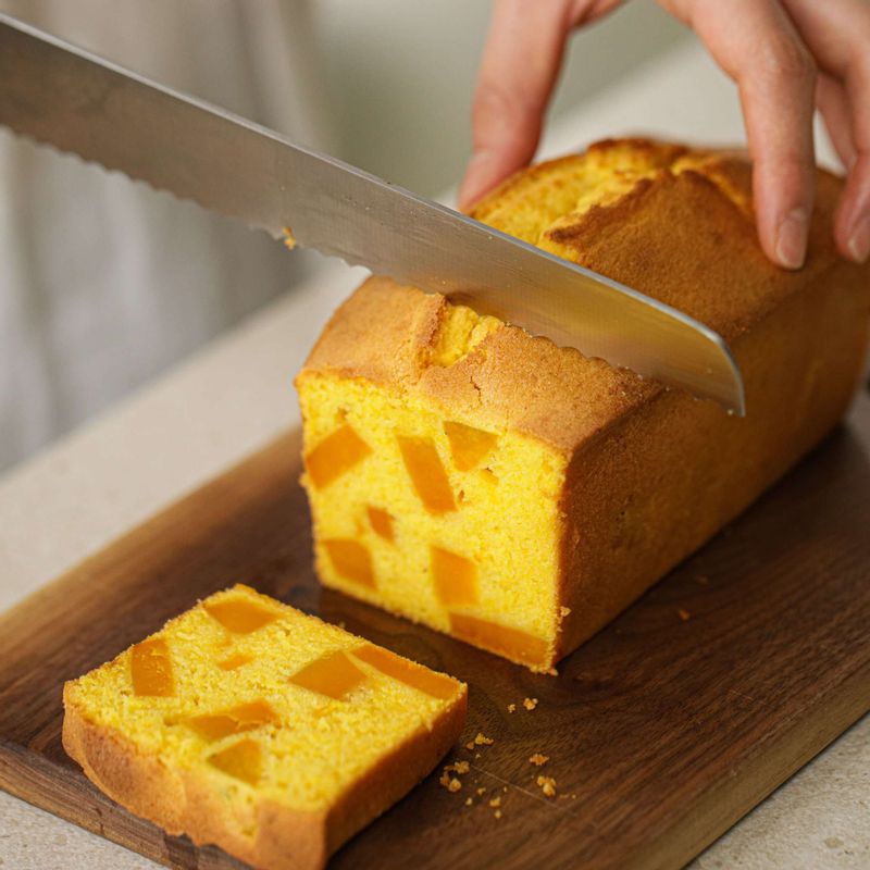 파운드케이크를 먹기 좋은 크기로 자른 후 마스카포네치즈와 다진 피스타치오를 곁들여 맛있게 즐겨주세요.