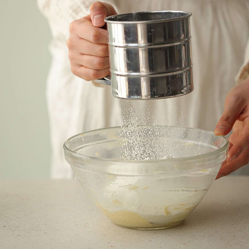 박력분과 베이킹파우더를 체에 내려 넣고 실리콘 주걱으로 날가루가 보이지 않을 때까지 섞은 후 으깬 단호박을 넣어 섞어주세요.