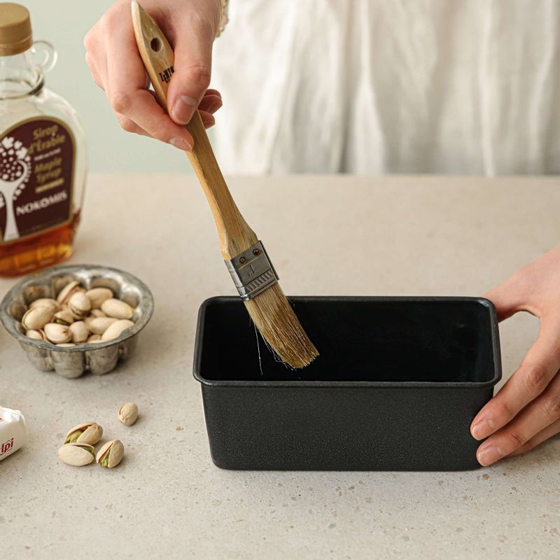 파운드케이크 틀에 버터를 바른 후 반죽을 90%만 채우고 가운데 부분은 오목하게 만들어 170도로 예열한 오븐에 넣어 10분 돌린 후 가운데 칼집을 넣어주세요. 20~25분간
구워주세요.