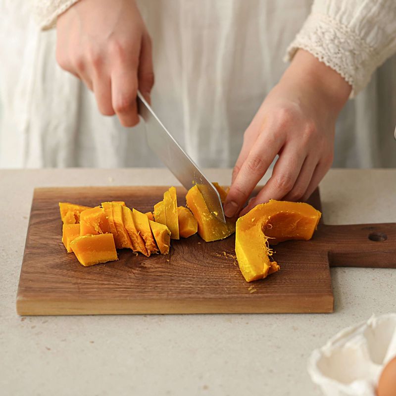 찐 단호박은 껍질을 벗기고 한입 크기로 썰어주세요.