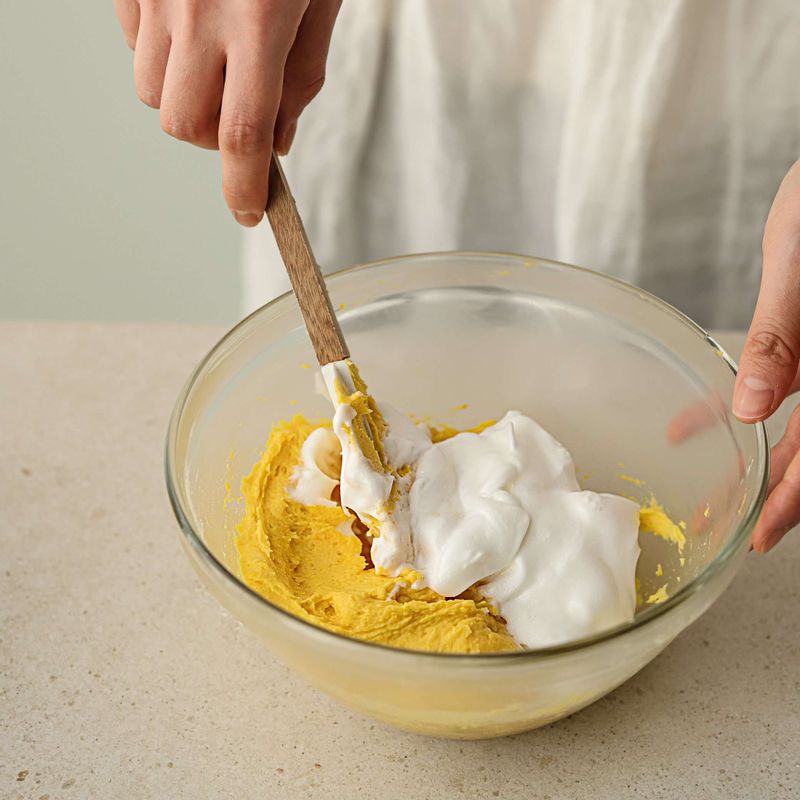 파운드 케이크 반죽에 머랭을 2번 나누어 섞어주세요. 한입 크기로 썰어 둔 단호박을 넣어 가볍게 섞어주세요.