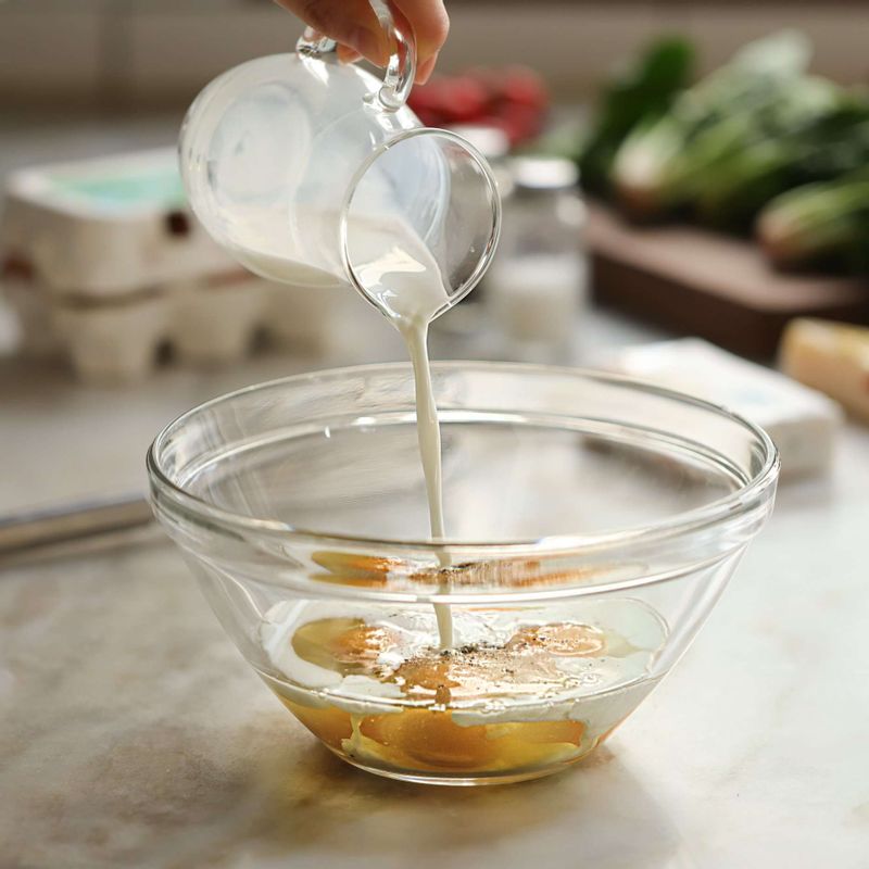 볼에 달걀물재료를 넣어 섞고 체에 내려주세요.