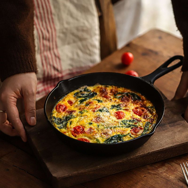 시금치 프리타타에 갈은 그라나파다노 치즈를 뿌려주세요.
(tip 오븐을 이용하지 않고 팬에서 익힐때는 약한불에서 달걀이 반쯤 익을 때까지 저어두며 익히다가 치즈를 얹고 뚜껑을 덮은 후 치즈가 녹을 때까지 은근히 익혀주세요.)