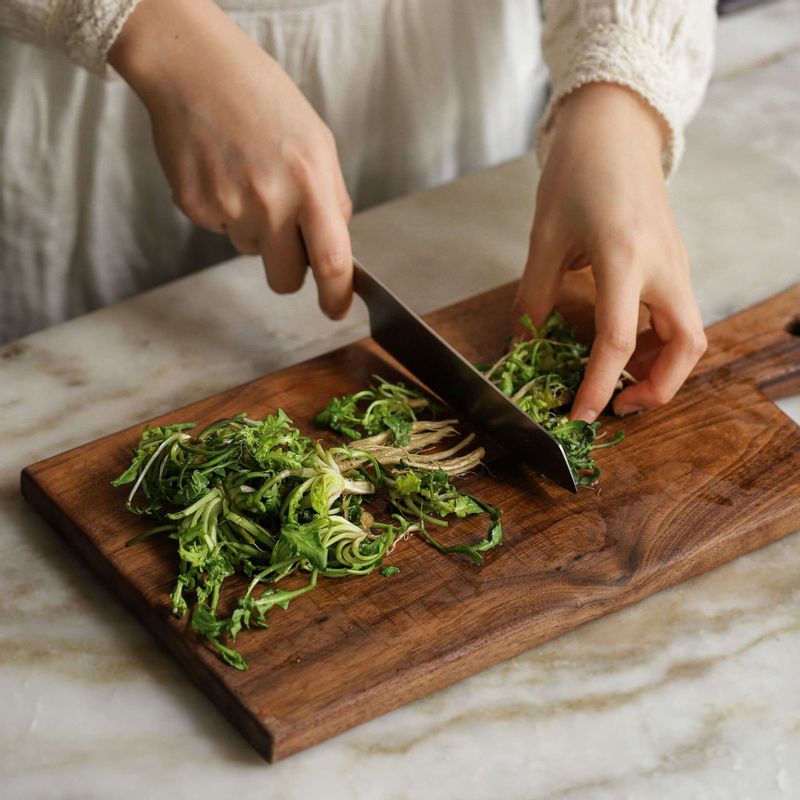 냉이는 무른 잎을 떼어낸 후, 칼로 뿌리부분의 흙을 긁어내고 흐르는 물에 깨끗이 씻어 먹기 좋게 잘라주세요.