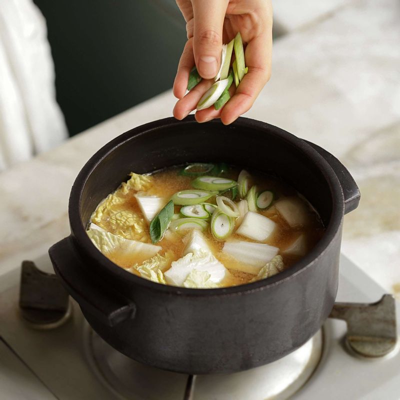 양파와 대파, 배추를 넣어 2분 정도 더 끓이다가 고춧가루와 다진 마늘을 넣어주세요.