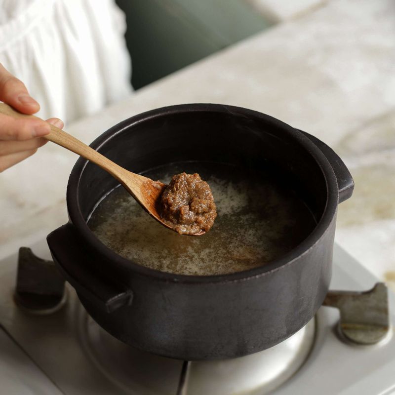 냄비에 다시마멸치육수를 넣어 끓으면 된장을 풀어 넣고 끓여주세요.