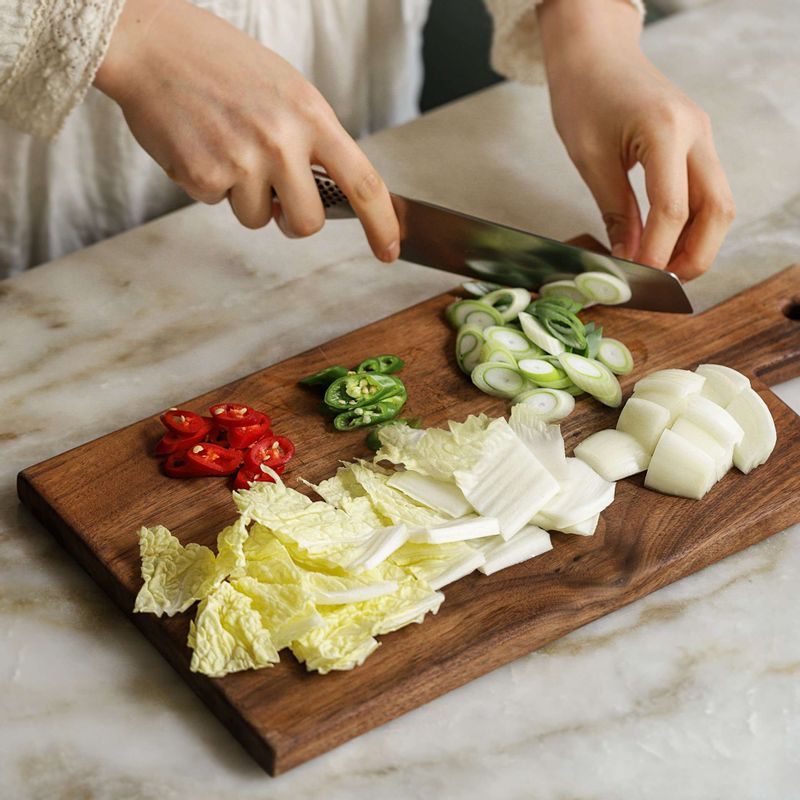 깨끗이 씻은 배춧잎과 양파는 먹기 좋은 크기로 자르고, 대파와 청홍고추는 어슷하게 썰어주세요.