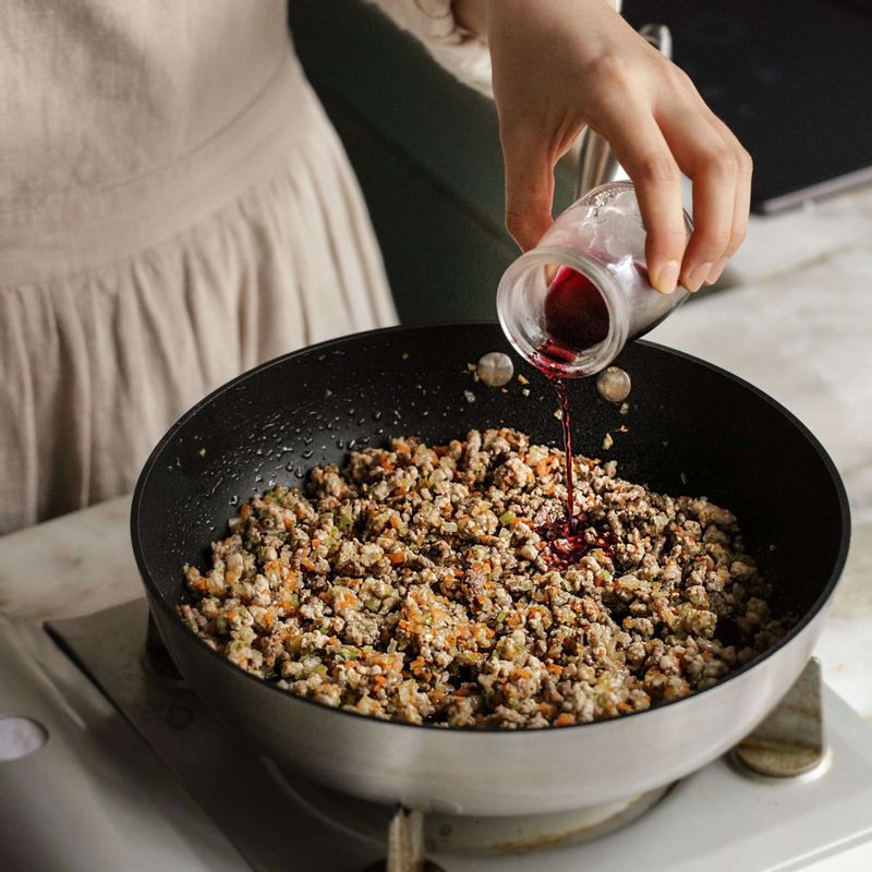 고기(다짐육)이 보슬보슬하게 볶아지면 레드와인을 넣고 알콜향이 날아갈때까지 볶고 다진 토마토와 토마토소스, 치킨육수를 넣은 후 중약불에서 뚜껑을 닫고 30분정도 고기가 부드러워질때까지 끓이다가 약간의 소금과 후춧가루를 넣어 간을 맞쳐 라구소스를 만들어주세요.